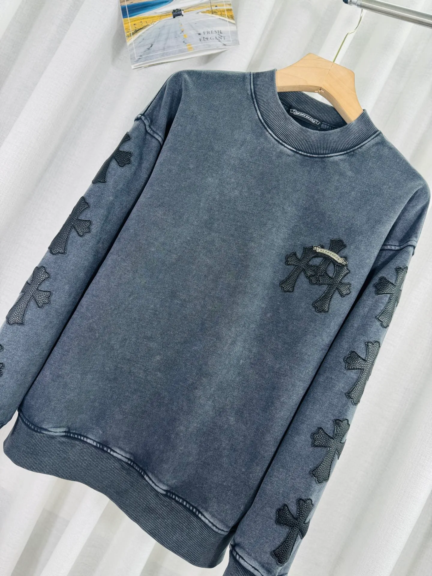 P270 top version, real shot without P, ​​different from market currency) 𝗖𝗵𝗿𝗼𝗺𝗲 𝗛𝗲𝗮𝗿𝘁𝘀/Cro Heart 2025 Washed Leather Embroidery Autumn and Winter New Original Single Counter American Laser Burnt 3D Three-dimensional Color Embroidered Couple Casual Sweater 👑The highest version! Customized fabric 420g tripe terry fabric! American acid-washed and distressed original fabric, laser burnt pattern ✟Skin embroidery, exquisite embroidery of letters! The best-selling model in the counter, very comfortable to wear. Accessories: original molded and authenticated collar label➕100% silk wash label. Genuine purchase-grade original hangtag➕matching hanging rope➕3D hanging beads➕original packaging bag. Craftsmanship: The original version has consistent wiring! The highest version of the armhole matching technique! Color: Gray Black Size: S M L XL Style No.: 9314